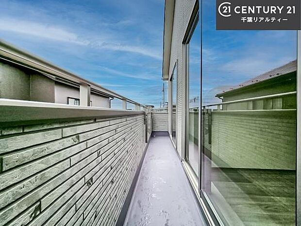 陽当たりの良いバルコニーで、お洗濯物もよく乾きそうですね！お天気の良い日にはバルコニーへ出てリフレッシュするのも気持ちよさそうです。