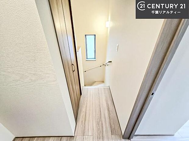 階段は明るく手摺りもついています！お子様やご年配の方も安心してご利用頂けますね！