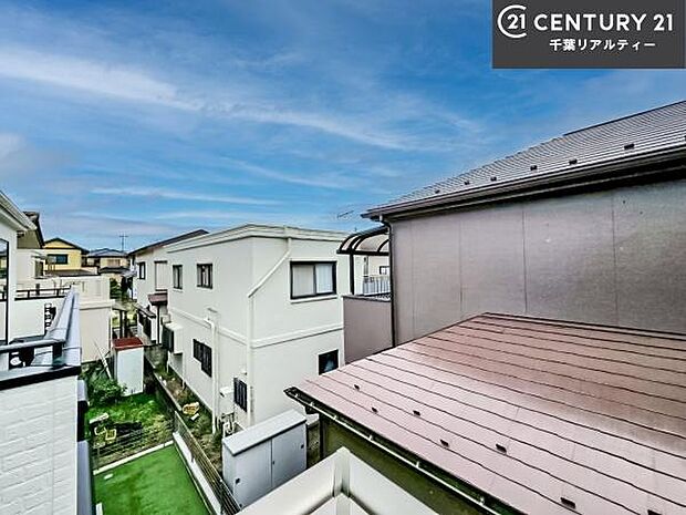 落ち着きある住宅街です！周囲には高い建物がなく、空が広く開放感があり、陽当たりを大きく遮られることもありません！気持ちの良い風が通り抜ける街並みです！