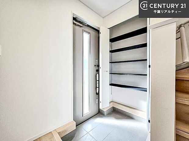 シューズボックス付きなので、玄関が片付きお掃除がしやすいです！スッキリした玄関で戸を開けた瞬間、清潔感のある心地いい空間が出迎えてくれます。