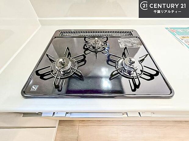 コンロは三口あるのでお料理の同時進行ができます。もちろんグリル付きです。調理スペースも広々している為作業がしやすい!使い勝手が良いシステムキッチンです!