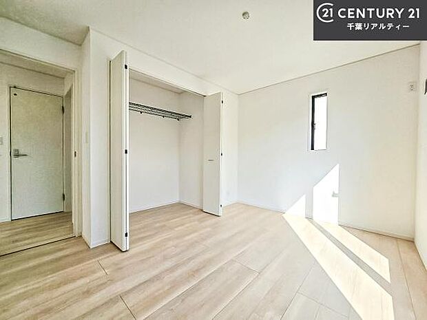 優しい光が差し込む洋室は、朝の目覚めも気持ちが良さそうですね。おうち時間もゆったりと過ごすことができます。優しい色合いのフローリングがどんな家具にもマッチします!