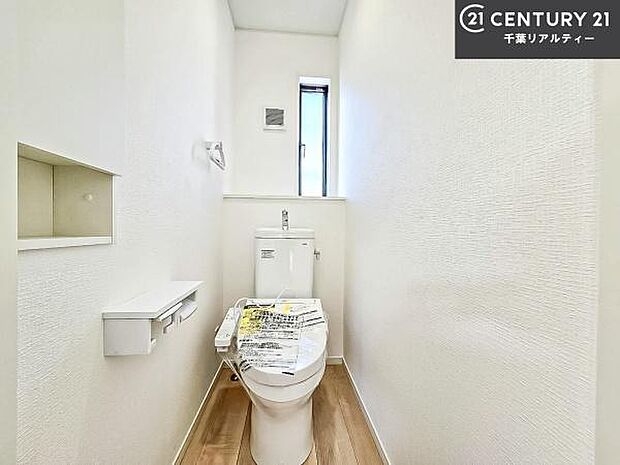 温水洗浄便座につき、冬場は便座が暖かくできるので冷たい便座に座らずに済む嬉しい仕様です！