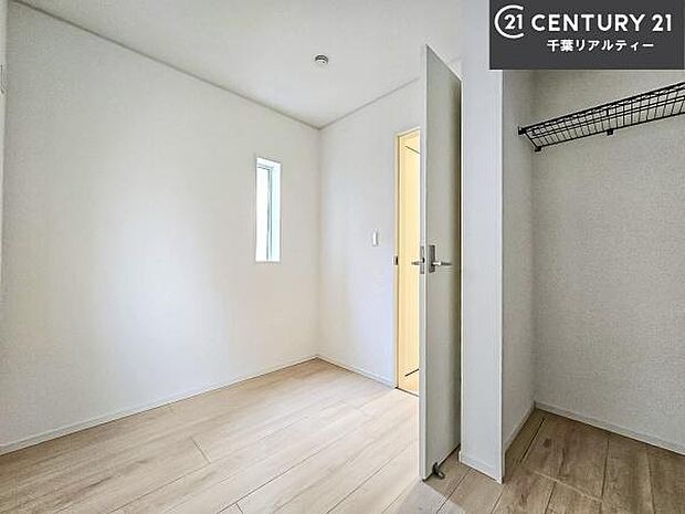 優しい光が差し込む洋室は、朝の目覚めも気持ちが良さそうですね。おうち時間もゆったりと過ごすことができます。優しい色合いのフローリングがどんな家具にもマッチします！