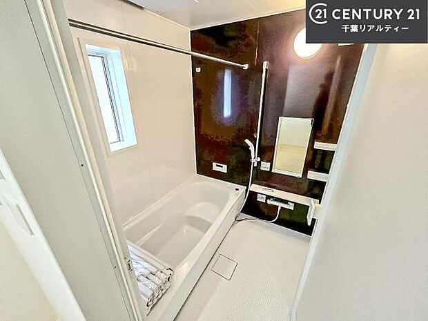 落ち着きある大人の雰囲気のバスルームは、味が出ていてバスタイムが充実！お仕事頑張っているご褒美にお好みの香りの入浴剤を入れて、楽しんでみてはいかがでしょうか？