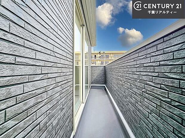 陽当たり良好なバルコニーです！晴れた日には青い空を見渡せる開放的な時間を楽しめます。