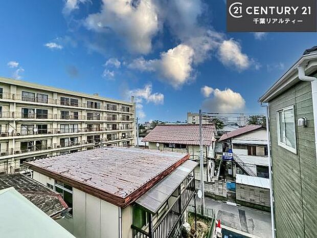 落ち着きある住宅街です！周囲には高い建物がなく、空が広く開放感があり、陽当たりを大きく遮られることもありません！気持ちの良い風が通り抜ける街並みです！