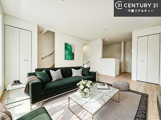 家具はCGパースです。心地良いリビングは家族が自然と集まります。家族団欒の時間が増えそうです。ご家族と、より一層充実した時間を過ごせそうですね。