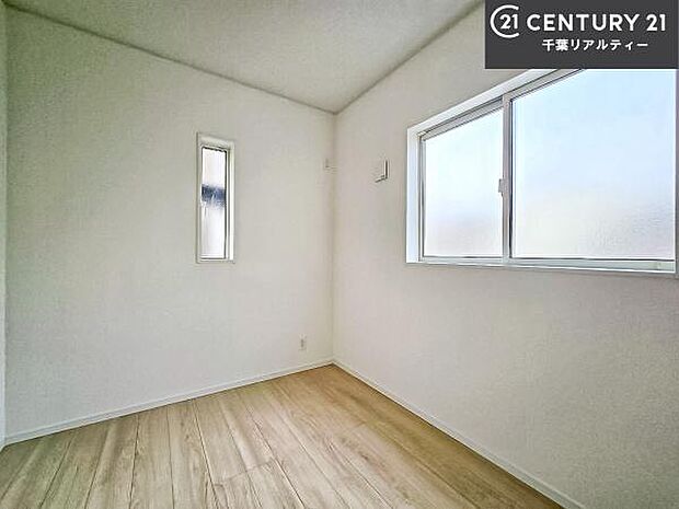 シンプルにデザインされているため、家具を選びません!お気に入りの家具を置いてくつろげる空間を作ることができます。