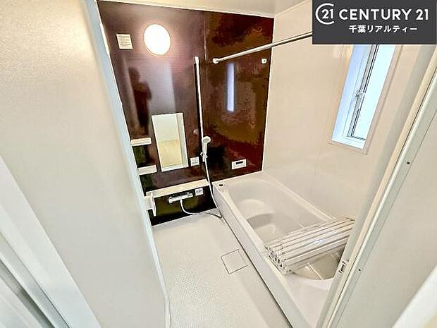 落ち着きある大人の雰囲気のバスルームは、味が出ていてバスタイムが充実!お仕事頑張っているご褒美にお好みの香りの入浴剤を入れて、楽しんでみてはいかがでしょうか?