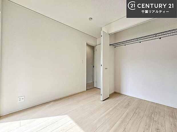 明るい室内は、風通しも良く、明るく大変居心地の良い空間となっております。リラックスして過ごせる心地の良いお部屋です!