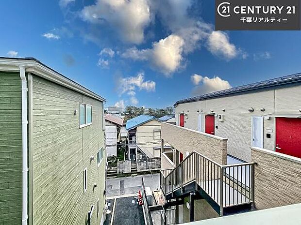 落ち着きある住宅街です!周囲には高い建物がなく、空が広く開放感があり、陽当たりを大きく遮られることもありません!気持ちの良い風が通り抜ける街並みです!