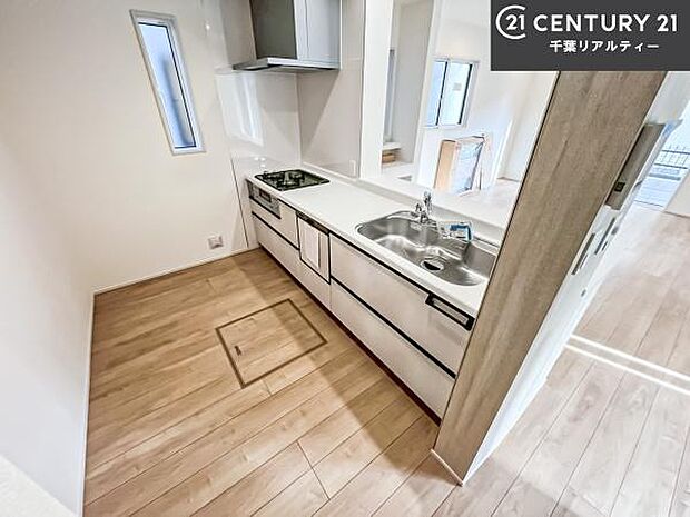 大人気の対面式システムキッチンを採用しています!ご家族のコミュニケーションが自然と増える設計です。お子様にも目が届くので嬉しいですね。広々使えて快適に作業が進みます。