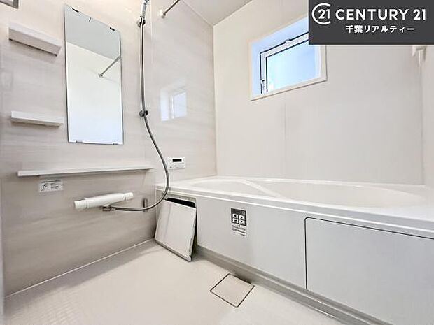 落ち着きある大人の雰囲気のバスルームは、味が出ていてバスタイムが充実!お仕事頑張っているご褒美にお好みの匂いの入浴剤を入れて、楽しんでみてはいかがでしょうか?