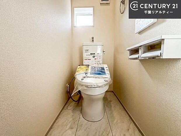 清潔感のある色味のお手洗いです！さわやかでスッキリする空間です！白を基調としているので、お手入れがしやすいトイレです！