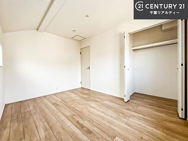 収納スペースがついています!居室をスッキリ整頓する事ができますね。家具を選ばないシンプルなデザインの為、家具を選ばずお気に入りの空間作りができそうですね。