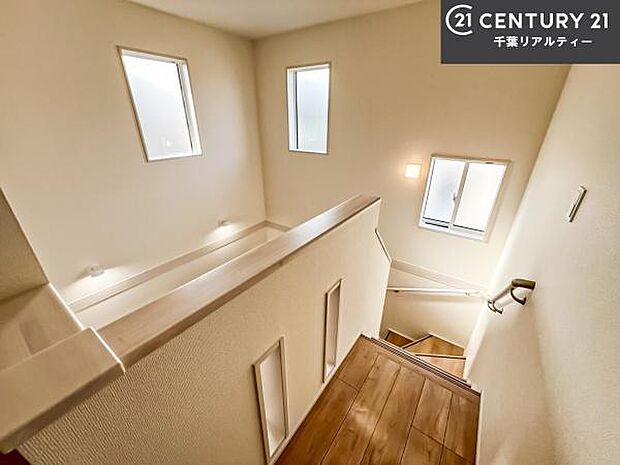 階段は明るく手摺りもついています。お子様やご年配の方も安心してご利用頂けますね。