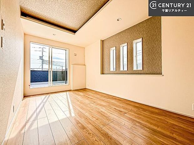 バルコニーに面している洋室です。明るく温もりがあり、換気もしっかりできます!朝起きて、外に出て背伸びをしつつ深呼吸をし良い朝を迎え入れることができます。