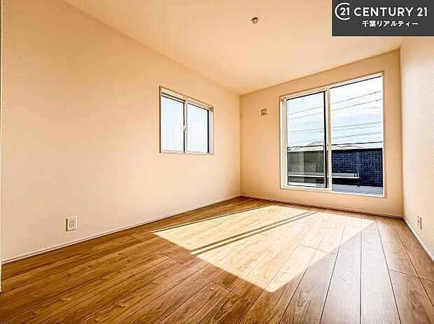 明るい室内は、風通しも良く、明るく大変居心地の良い空間となっております。リラックスして過ごせる心地の良いお部屋です!