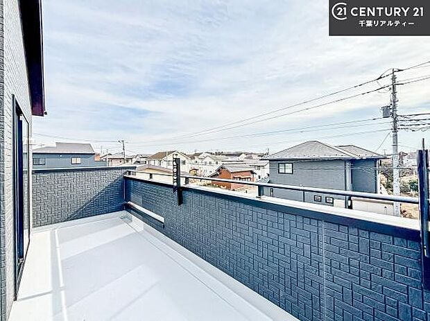 晴れた日には青い空を見渡せる開放的な時間を楽しめます。気持ちの良い風が通り抜ける街並みです!