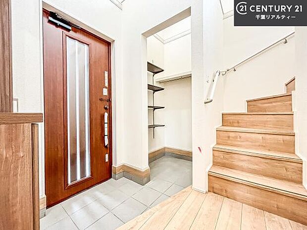 疲れて帰ってきても、ただいま!を言いたくなる、優しく迎え入れてくれる空間になっています。明るく温もり溢れる玄関です!