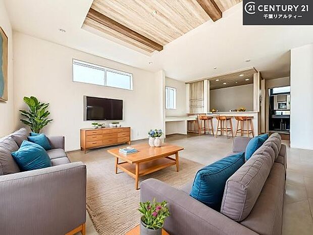 家具はCGパースです。優しい陽だまりがリビングを包んでくれて居心地の良い空間を演出してくれます!くつろぎの時間を過ごせます!