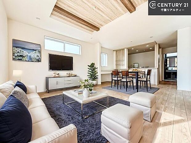 家具はCGパースです。開放感のある広々LDK!ソファーやダイニングテーブルを置いても窮屈にならないので快適に過ごせます!コミュニケーションが取りやすいリビングです!