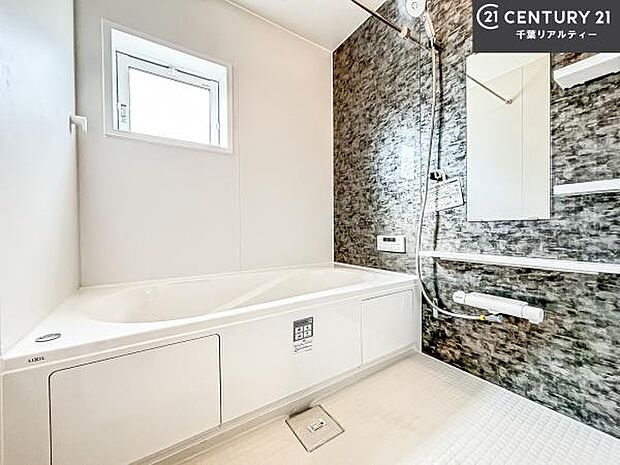 落ち着きある大人の雰囲気のバスルームは、味が出ていてバスタイムが充実！お仕事頑張っているご褒美にお好みの匂いの入浴剤を入れて、楽しんでみてはいかがでしょうか？