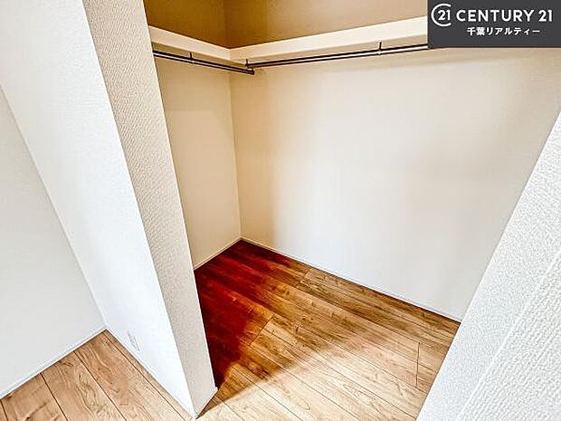 ウォークインクローゼット付きです。たくさんのお洋服などを収納しておけそうですね!他にも扇風機や加湿器など季節物の大きな家電も収納できます!