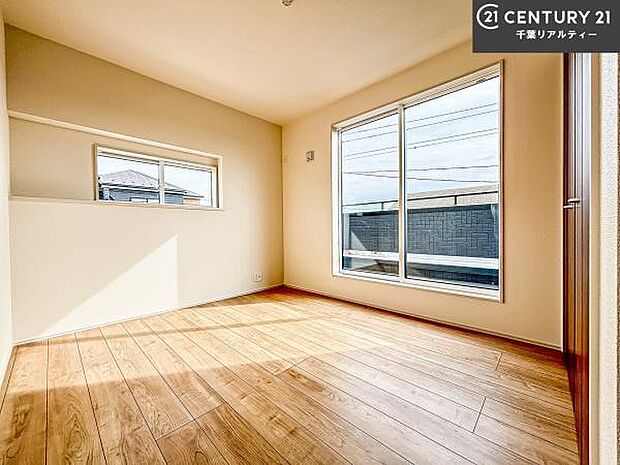 バルコニーに面している洋室です。明るく温もりがあり、換気もしっかりできます！朝起きて、外に出て背伸びをしつつ深呼吸をし良い朝を迎え入れることができます。