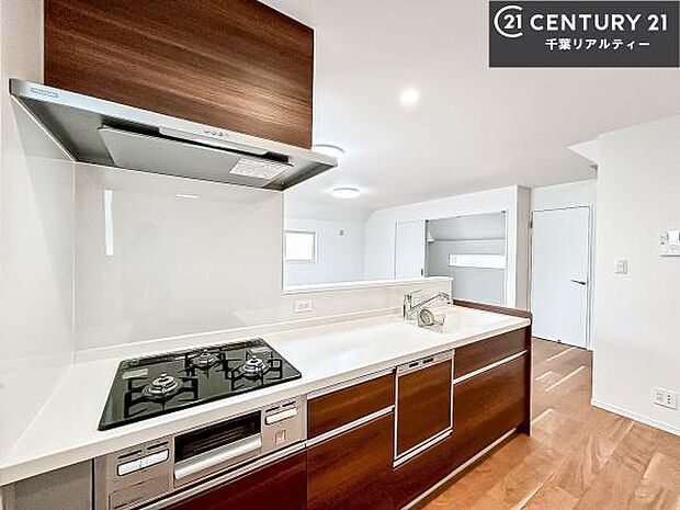 コンロは三口あるのでお料理の同時進行ができます。もちろんグリル付きです。調理スペースも広々している為作業がしやすい！使い勝手が良いシステムキッチンです！