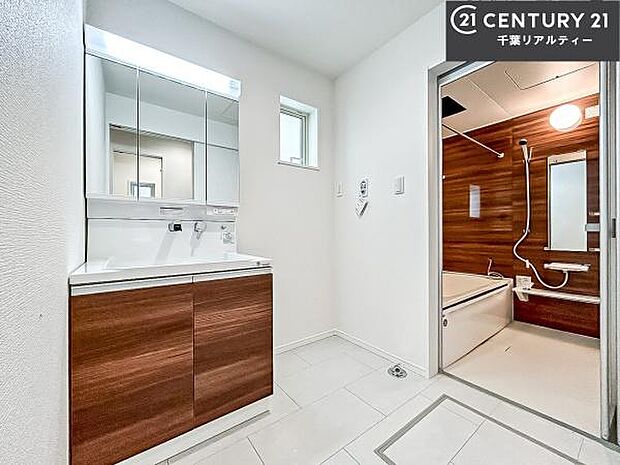 三面鏡仕様の洗面所は、身だしなみがしやすい造り！裏は収納になっています。ドライヤーやお化粧道具を片付けられるので洗面台周りをスッキリと見せることが出来ます！