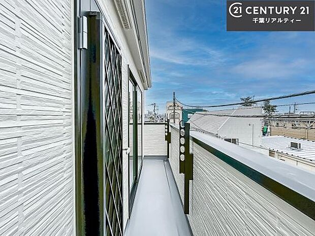 陽当たり良好なバルコニーです!晴れた日には青い空を見渡せる開放的な時間を楽しめます。