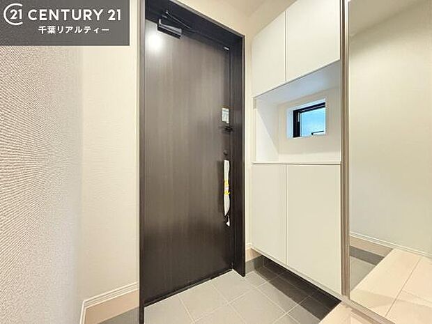 玄関のシューズボックスは、収納力良好で靴をすっきり整理できるだけでなく、上部を飾り棚として活用可能。お気に入りの小物やグリーンを置けば、来客を迎えるおしゃれな空間に仕上がります！