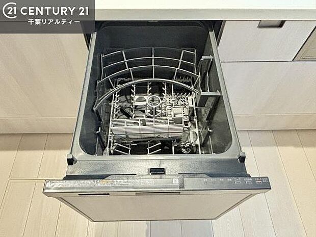 食洗機付きのキッチンです！忙しい時や手荒れ防止として大変活躍する便利な仕様です！ビルトインなのでキッチンの場所を取らず調理スペースを広く使うことが出来ます！