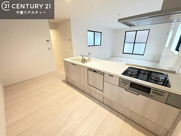 大人気の対面式システムキッチンを採用しています！ご家族のコミュニケーションが自然と増える設計です。お子様にも目が届くので嬉しいですね！広々使えて快適で作業が進みます。