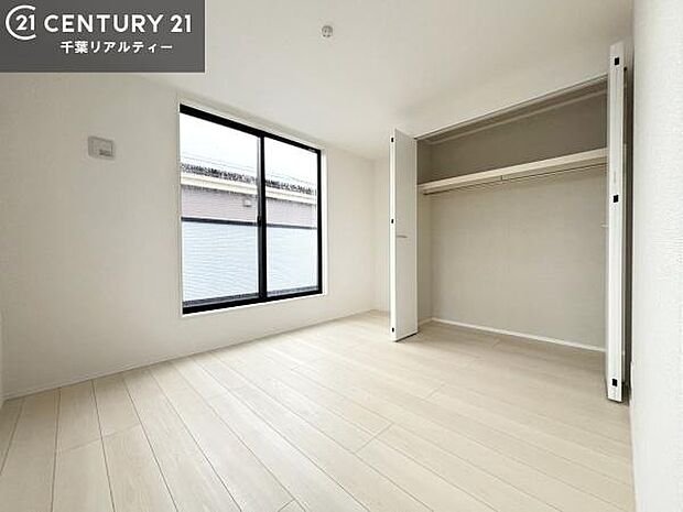 バルコニーへ面した洋室なので天気のいい日はバルコニーへ出てリフレッシュするのもいいですね！充実したプライベートタイムが送れる洋室！陽当たり、風通し良好です。