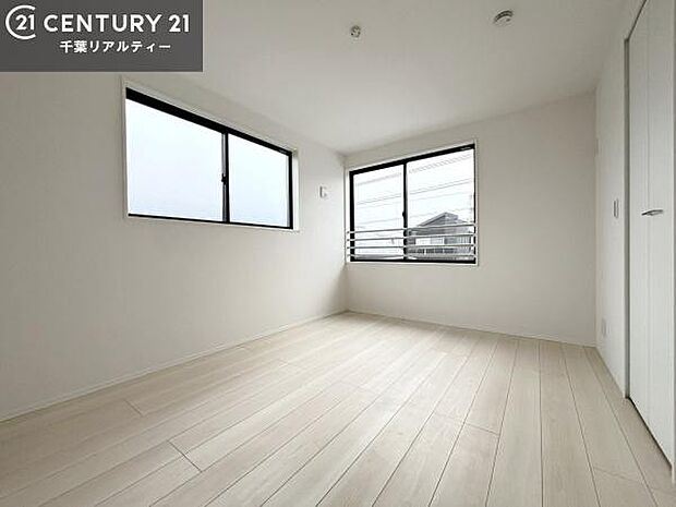 掃き出し窓がないお部屋は、お子様のお部屋としても安心です！収納スペースも充実しているので散らかったお部屋をサッと片付けられます！