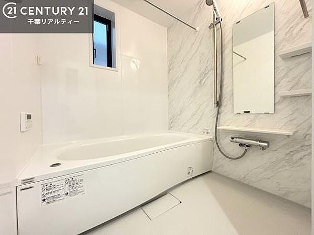 追い炊き機能付きの浴室で、いつでも快適なバスタイム。ご家族の入浴時間がずれても、温かいお風呂を楽しめます。