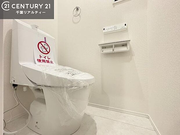 温水洗浄便座につき、冬場は便座が暖かくできるので冷たい便座に座らずに済む嬉しい仕様です！シンプルなカラーを基調としているので、お手入れがしやすいです。