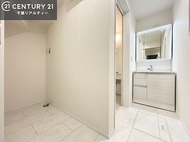 広々とした洗面室は、朝の身支度の時間もゆったり使える快適な空間。収納棚なども置きやすく、使い勝手の良い設計です。