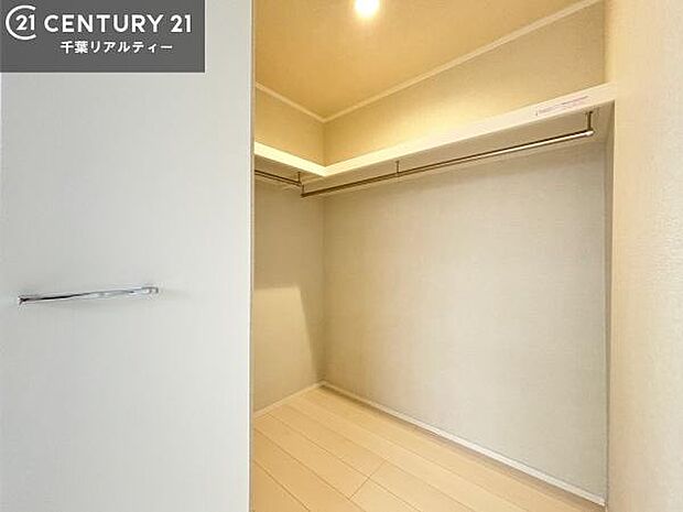 ウォークインクローゼット付きです。たくさんのお洋服などを収納しておけそうですね！他にも扇風機や加湿器など季節物の大きな家電も収納できます！
