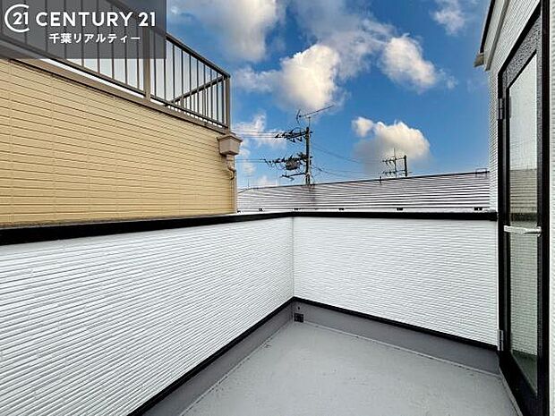 バルコニーを3か所に設けたゆとりのある設計。用途に合わせて使い分けができ、毎日の暮らしを快適にサポートします。