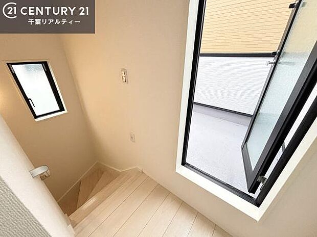 階段は明るく手摺りもついています！お子様やご年配の方も安心してご利用頂けますね！