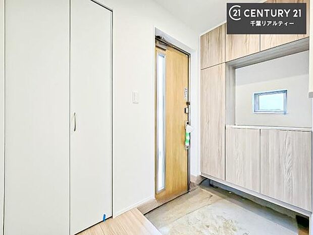 疲れて帰ってきても、ただいま！を言いたくなる、優しく迎え入れてくれる空間になっています。明るく温もり溢れる玄関です！