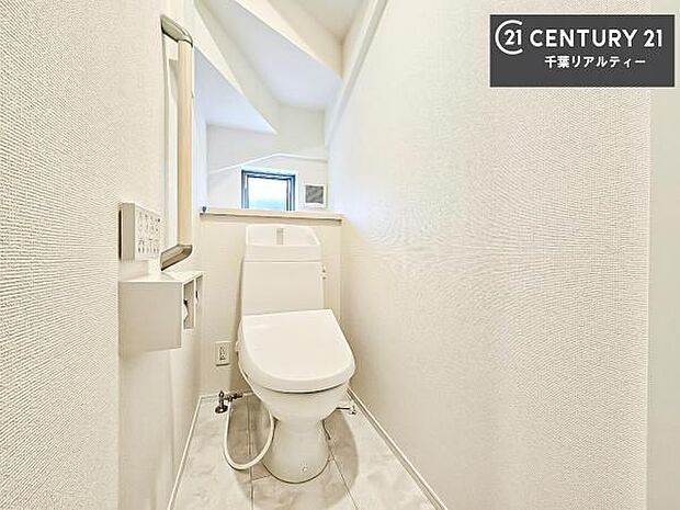 1・2階にトイレがございます！朝の忙しい時間帯も待たずにすみそうですね。白を基調とした清潔感のあるトイレでお手入れがしやすいです！
