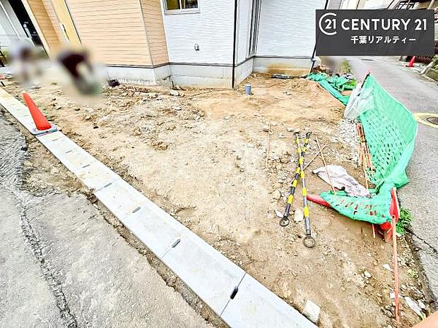 駐車スペースは2台分あります！(車種による)セカンドカーはもちろん、バイクや自転車なども置き場所に困りません。