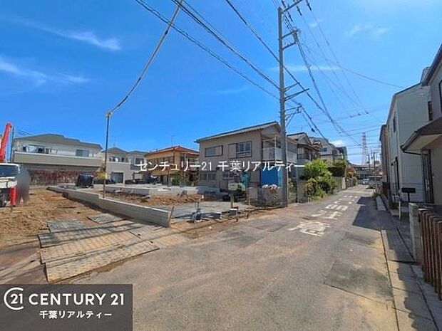 前面道路4.2m!陽当り良好な立地です。車庫入れが苦手な方も安心ですね。