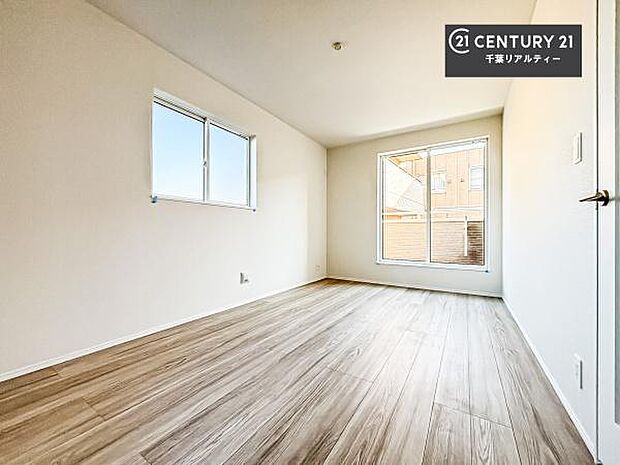 バルコニーに面している洋室です。明るく温もりがあり、換気もしっかりできます！朝起きて、外に出て背伸びをしつつ深呼吸をし良い朝を迎え入れることができます。