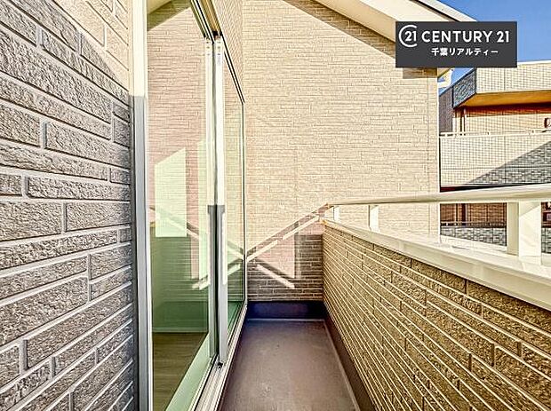 広々としたバルコニーで一日の始まりをスタート！お洗濯ものをたっぷり気持ちよく干せます！